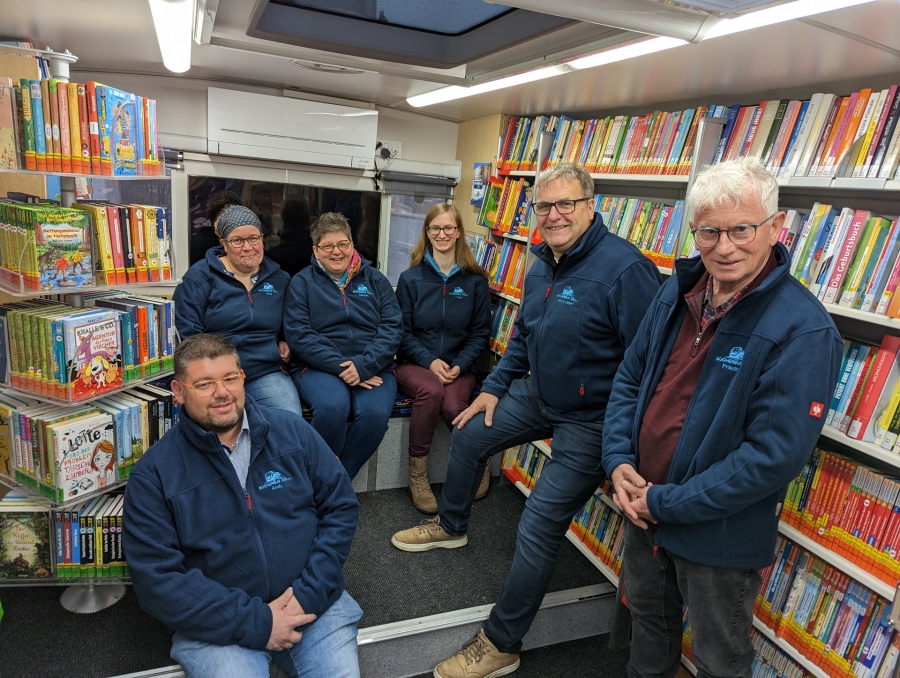 Starten im neuen Jahr wieder gemeinsam durch - (v.l.) Andy Schulte, Nina Gilbert, Carolin Voß, Franziska Goseberg, Heinz-Josef Struckmeier als Leiter der Kreisfahrbücherei und Friedhelm Hüwel, Vorsitzender des Fördervereins DER BÜCHERBUS e.V. ©Kreis Paderborn